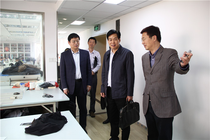 省國(guó)資委紀(jì)委領(lǐng)導(dǎo)赴紡織集團(tuán)調(diào)研