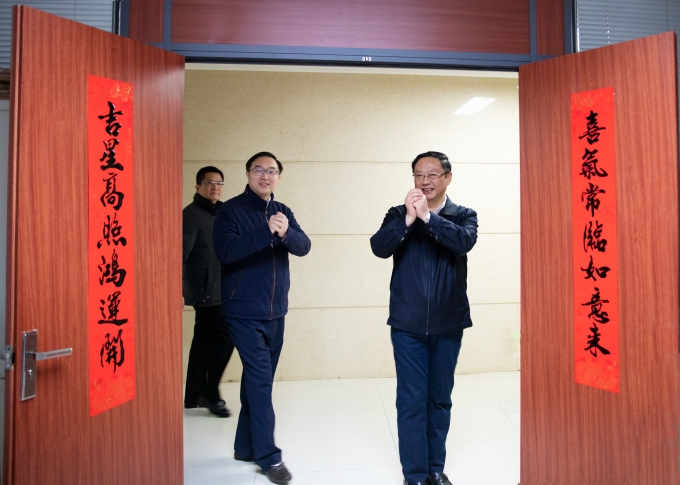 集團(tuán)領(lǐng)導(dǎo)給干部職工拜年