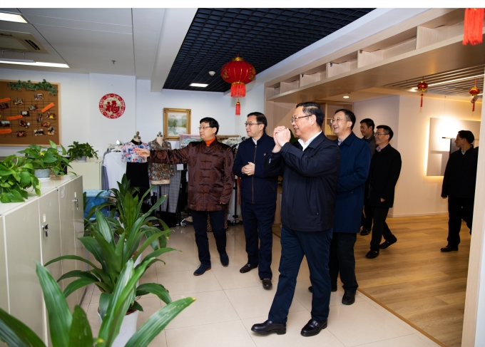 集團(tuán)領(lǐng)導(dǎo)給干部職工拜年