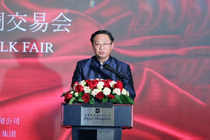 王正喜董事長出席2019(香港)中國絲綢交易會(huì)并看望慰問在港企業(yè)員工