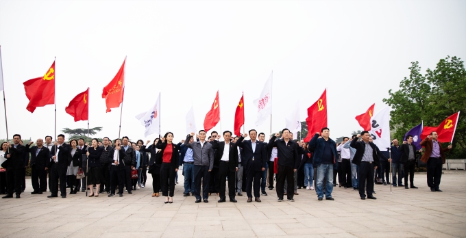 集團(tuán)開(kāi)展“憑吊革命先烈，弘揚(yáng)雨花精神”主題黨日活動(dòng)