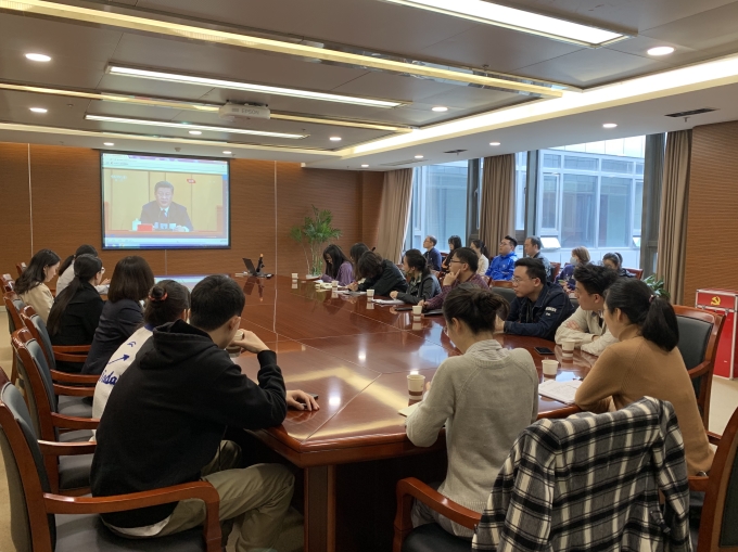 蘇豪控股集團團委組織團員青年集中收看紀(jì)念五四運動100周年大會直播