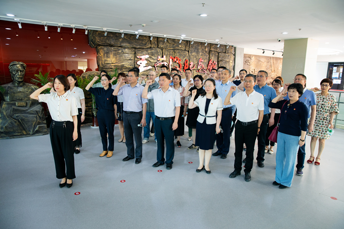 1624527601662690.jpg 蘇豪控股集團(tuán)紀(jì)委組織赴王荷波紀(jì)念館開展黨風(fēng)廉政教育2_副本.jpg