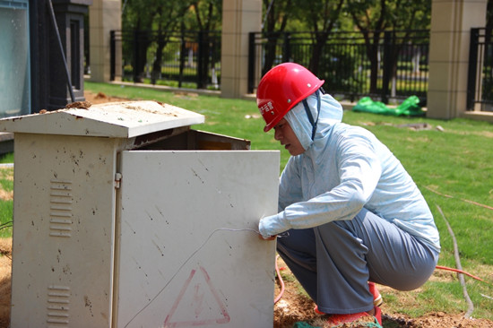 蘇豪資產(chǎn)運營集團愛濤置地公司溧水項目部經(jīng)理陳飛在炎炎烈日下對天禧明庭二期施工現(xiàn)場配電箱進行安全檢查，確保施工現(xiàn)場一線夏季用電安全_副本.jpg