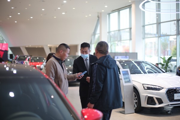 為客戶答疑解惑我們是專業(yè)的，客戶滿意是我們最大的追求，平時(shí)勤學(xué)苦練的成果都將在這一刻得到驗(yàn)證。（拍攝者：江蘇天泓華奧汽車服務(wù)有限公司 張文章）_副本.jpg