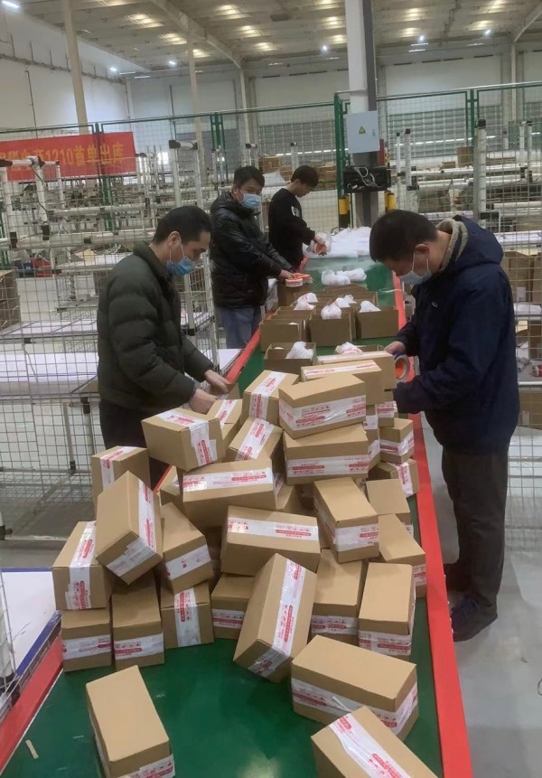 泓瑞公司大力發(fā)展外貿(mào)新業(yè)態(tài)模式，泓瑞溧水保稅倉全年無休，即便在勞動(dòng)力緊缺的農(nóng)歷正月，依然保持正常的發(fā)貨速度，更有職工主動(dòng)請(qǐng)纓參與倉庫包裝發(fā)貨、保稅倉客服等工作，助力公司新業(yè)態(tài)貿(mào)易的發(fā)展。_副本.jpg