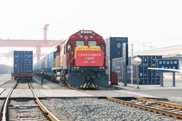 大年初一，江蘇龍年首趟跨里海中亞班列發(fā)出_副本.jpg