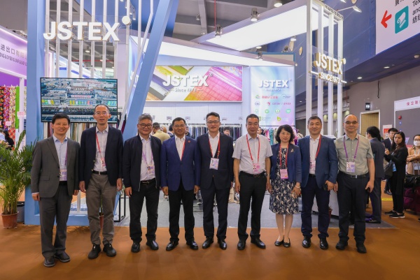 直擊廣交  中國紡織品進(jìn)出口商會會長曹甲昌、中國醫(yī)藥保健品進(jìn)出口商會會長周惠調(diào)研蘇豪廣交會展位_副本.jpg